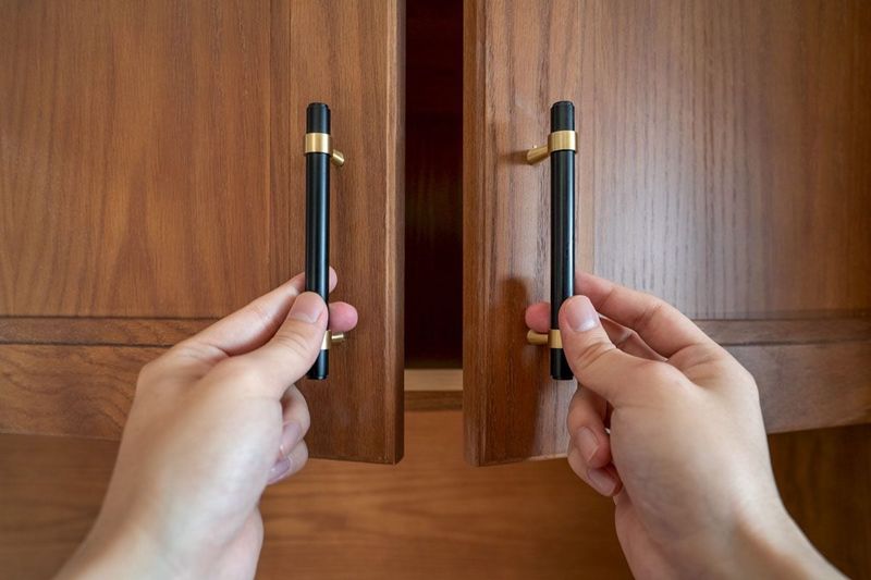 21 Mistakes Everyone Makes When Decorating A Kitchen - Decor Hint Choosing Poor Quality Hardware