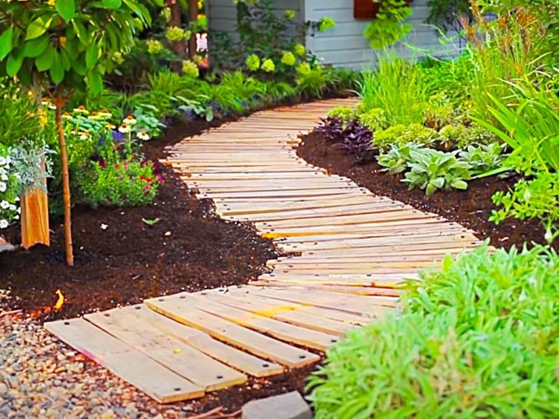 21 Innovative Walkway Designs That Will Spice Up Your Backyard - Decor Hint Pallet Wood Path