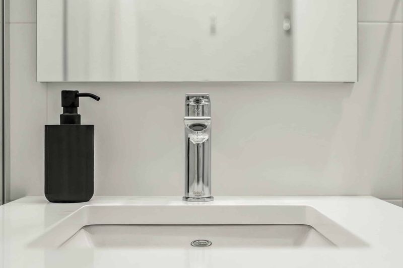 12 Bathroom Upgrades You'll Spot All Over Modern New York Apartments - Decor Hint Water-Efficient Fixtures