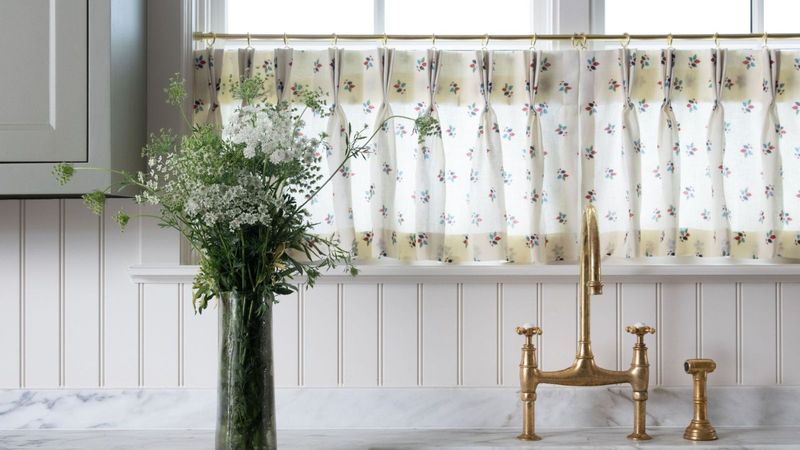 18 Gorgeous Window Treatment Ideas From Joanna Gaines You'll Want To Steal - Decor Hint Café Curtains In Kitchens