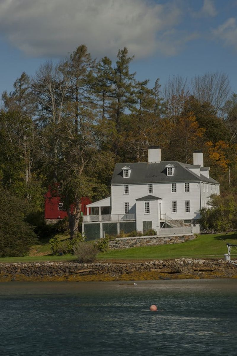 25 Secluded Mansions In Maine With Unforgettable Settings - Decor Hint Sayward-Wheeler House, York Harbor