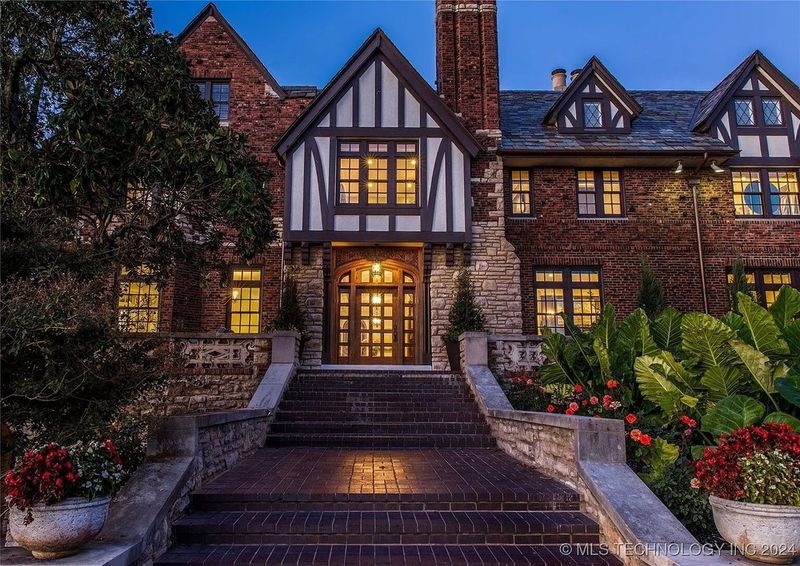 13 Oklahoma Homes That Won't Stand The Test Of Time Beyond 2030 - Decor Hint Mid-2000s Neo-Colonial Monstrosities