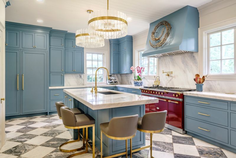 17 Retro Touches That Bring Back That Old-Fashioned Kitchen Warmth - Decor Hint Bold Cabinet Colors