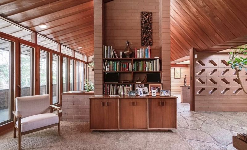 11 Home Style Details That Scream 'Illinois' - Decor Hint Built-in Wooden Cabinetry And Bookcases