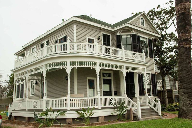 7 Timeless Exterior Designs Inspired By Old Houston Neighborhoods Plus 3 You Shouldn't Miss - Decor Hint Wraparound Verandas