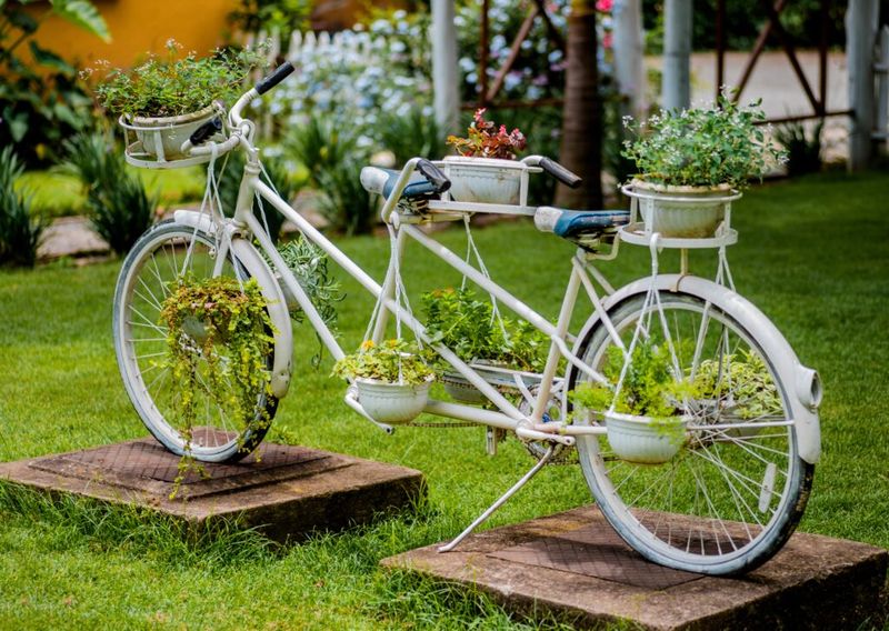 These 20 Garden Decor Ideas Are The Little Details That Will Make The Biggest Difference In Your Outdoor Space - Decor Hint Vintage Bicycle Planter