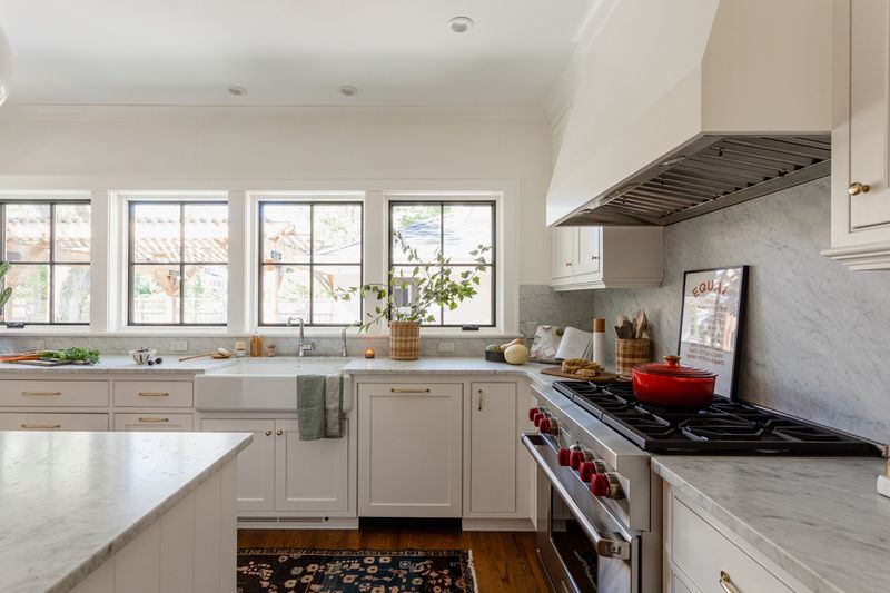 10 Kitchen Mistakes Ohioans Are Making (And 8 Easy Fixes To Transform Your Space), According To Designers - Decor Hint Neglecting To Personalize