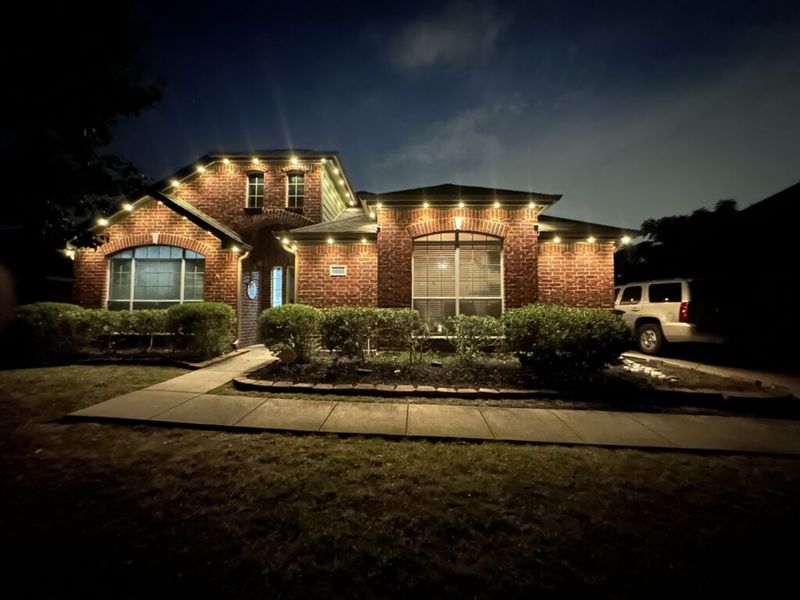 13 Yard Features That Could Soon Be Banned In U.S. Neighborhoods - Decor Hint Excessive Outdoor Lighting