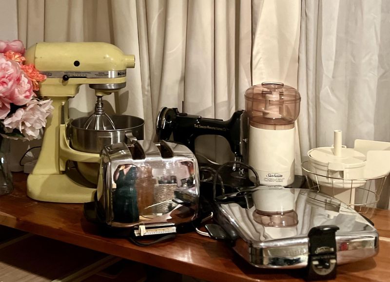 10 Home Features Port Saint Lucie Buyers Are Steering Clear Of (And 5 They've Totally Ditched Already) - Decor Hint Avocado Or Harvest Gold Appliances