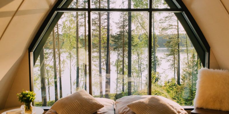 This Studio Cabin Is Small But Stunning 13 Features That Add Major Charm - Decor Hint Large Picture Windows