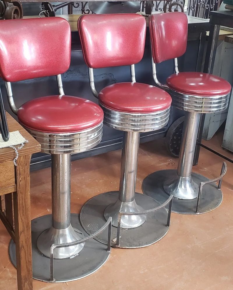 16 Retro Kitchen Styles Designers Miss And 5 They Hope We Forget Forever - Decor Hint Retro Diner Barstools