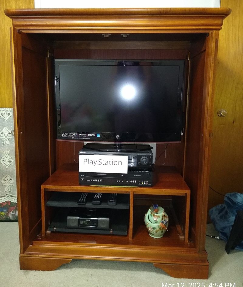 6 Pennsylvania Furniture Trends That Fizzled Out And 8 That Stayed Iconic - Decor Hint Oversized Entertainment Centers (Fizzled Out)