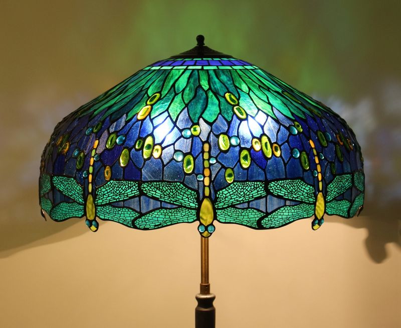 Dig Through Attics For 13 Early 1900s Gems That Minnesota Experts Say Can Fetch Thousands - Decor Hint Leaded Glass Lamps