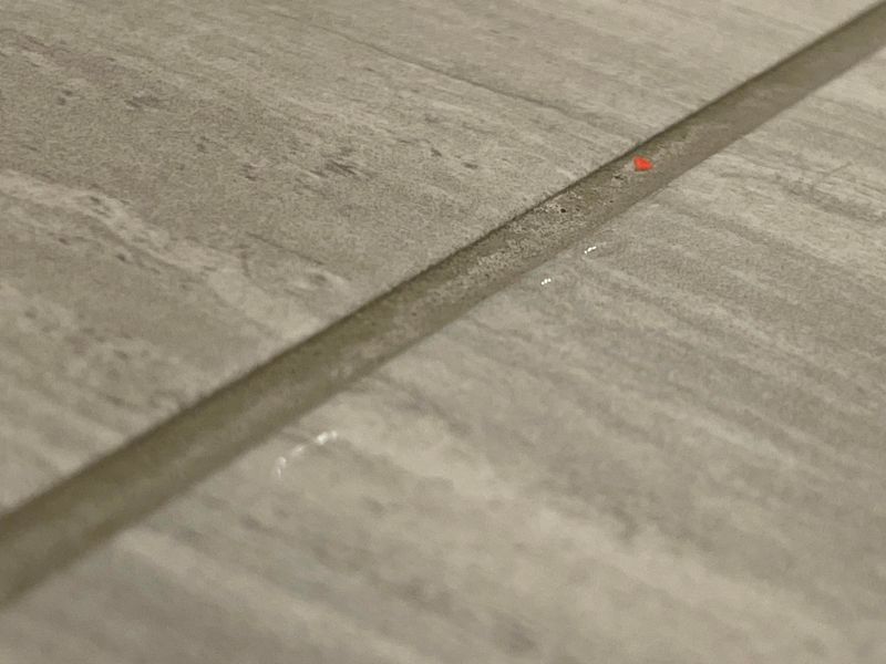 9 Kitchen Icks That Instantly Turn Off Homebuyers And 9 That Immediately Win Them Over - Decor Hint Grimy Grout Lines