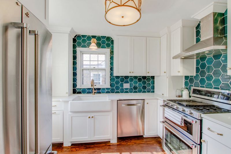 14 Kitchen Mistakes New Mexico Homebuyers Can't Unsee, According To Designers - Decor Hint Seizure-Inducing Backsplashes