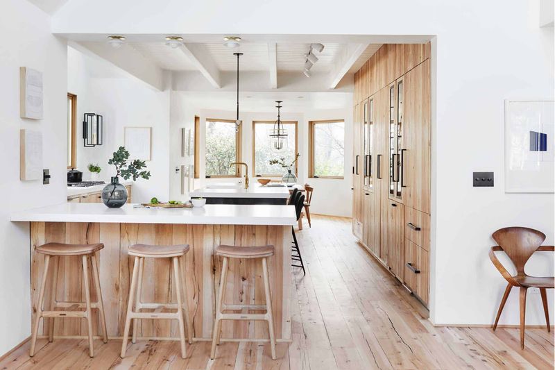 12 Decor Choices Designers Say Cheapen Georgia Kitchens, And How To Fix Them - Decor Hint Bright White Walls Without Warmth