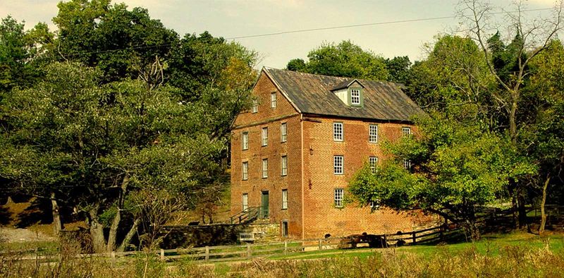 Inside 22 Historic Virginia Homes That Feel Frozen In Time - Decor Hint House on Main Street: Waterford's Quaker Simplicity