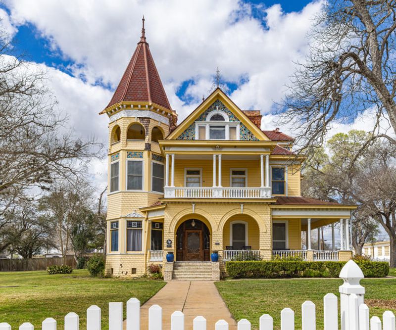 What Is a Queen Anne-Style Home? 7 Iconic Properties That Define This Classic American Architecture - Decor Hint What Is A Queen Anne-Style Home?