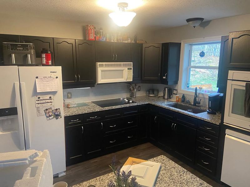 18 Features Buyers Are Starting To Avoid In Modern Homes - Decor Hint Dark Kitchen Cabinets