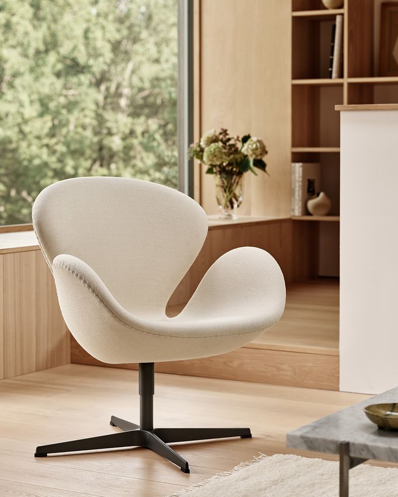 Swan Chair (Arne Jacobsen)