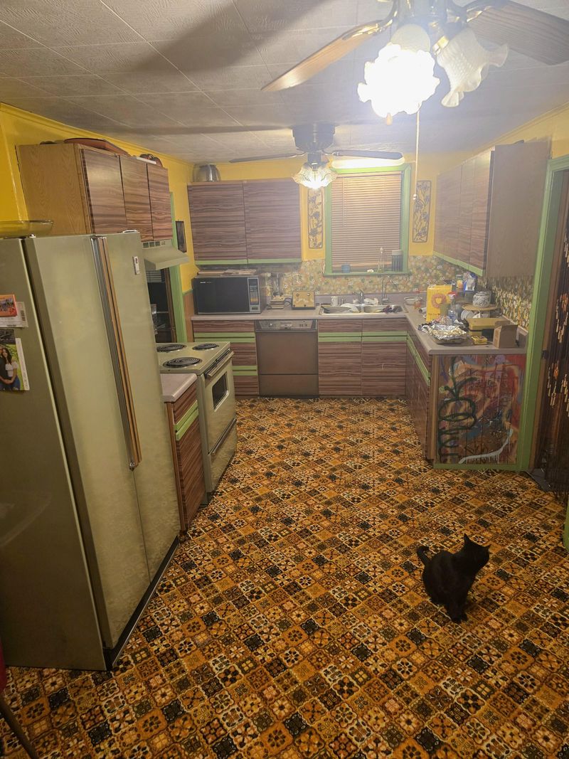 16 Retro Kitchen Styles Designers Miss And 5 They Hope We Forget Forever - Decor Hint Carpeted Kitchen Floors