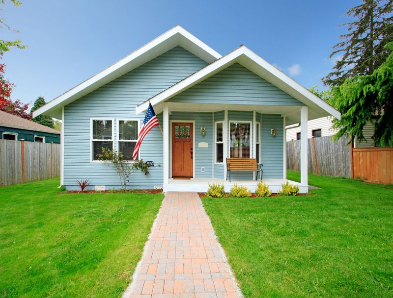 8 Outdated Porch Décor Trends That Are Reducing Your Curb Appeal - Decor Hint Seasonal Flags For Every Month