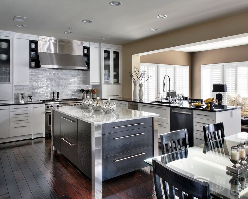 15 Kitchen Faux Pas That Make Indiana Homebuyers Cringe, According To Designers - Decor Hint Stainless Steel Overload