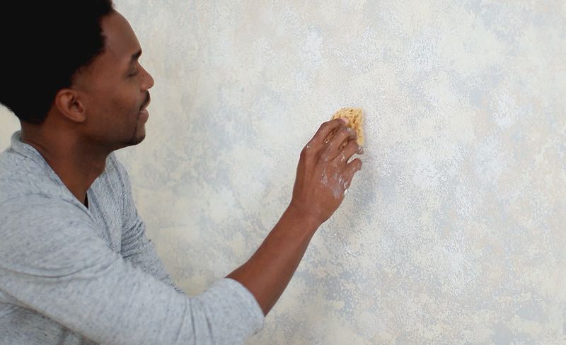 18 Nostalgic Home Trends That Ruin Boomers' Homes - Decor Hint Sponge-Painted Walls