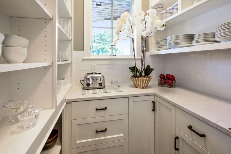 21 Mistakes Everyone Makes When Decorating A Kitchen - Decor Hint Neglecting Storage Planning