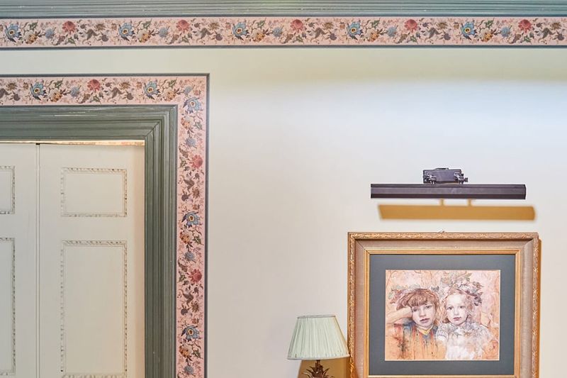 10 Designs That Make Your Home Look Tacky (And 3 That Are Always A No) - Decor Hint Wallpaper Borders