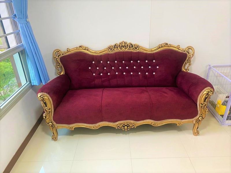 10 Old-Fashioned Couch Colors That Are Aging Your Living Room, And 10 To Pick Instead - Decor Hint Burgundy: The Formal Dining Room Escapee