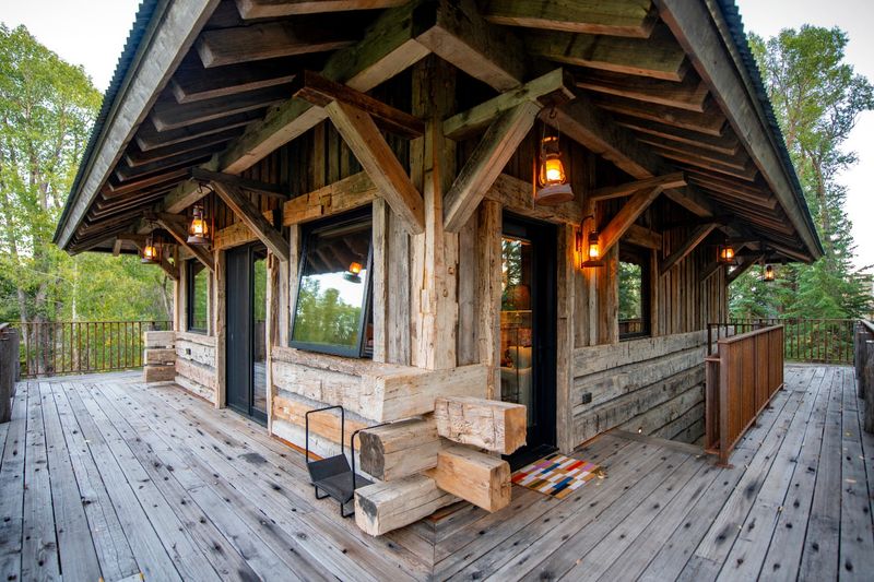 17 Tiny Homes That Prove Big Comfort Comes In Tiny Packages - Decor Hint Rustic Cabin-Style Tiny House