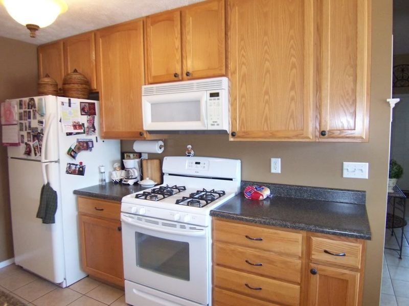 8 Kitchen Features That Drag Down Your Indiana Home's Style (Plus 7 That Instantly Boost It) - Decor Hint Outdated Oak Cabinets
