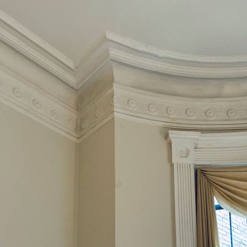 10 Timeless Decor Trends Still Going Strong in New York Homes - Decor Hint Classic Crown Molding