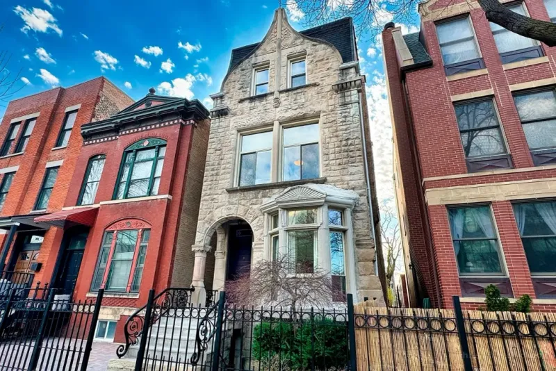 These 7 Apartments In Chicago Will Climb In Price Fast (+ 3 More) Before 2025 Wraps Up - Decor Hint Vintage Walk-Ups In Lincoln Park