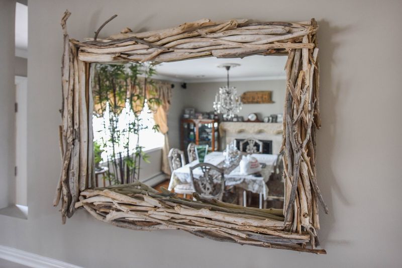 12 Coastal Decor Ideas In Oceanside Homes Getting Popular Again And 3 That Always Look Right - Decor Hint Driftwood Decor