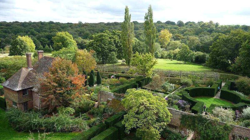 10 Outdoor Space Styles Showing Up In Washington Homes And 4 That Are Starting To Disappear - Decor Hint Formal English Gardens