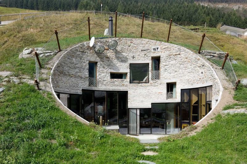 Modern Masterpieces: 12 Concrete Homes Around The World - Decor Hint Villa Vals in Switzerland