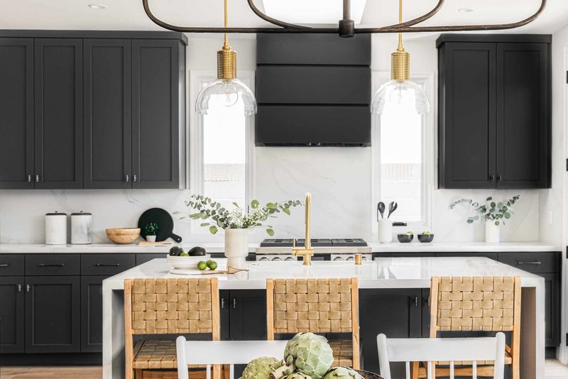 16 Kitchen Cabinet Colors That Look Amazing In Every Kitchen - Decor Hint Matte Black