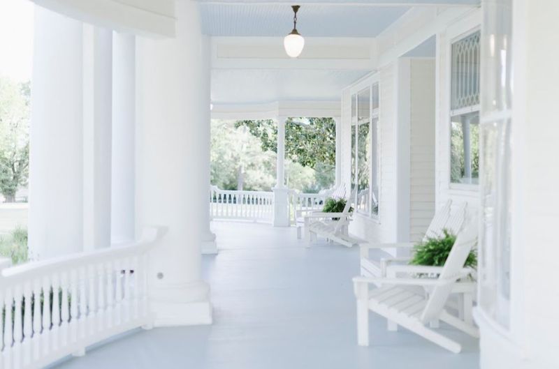 11 Classic Looks Still Going Strong In Eureka Springs - Decor Hint Wraparound Porches with Rocking Chairs