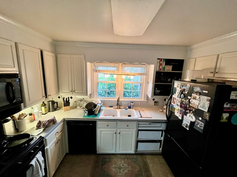 These 17 Kitchen Mistakes Could Cost You A Sale In Pennsylvania - Decor Hint Fluorescent Lighting Makes Food Look Terrible