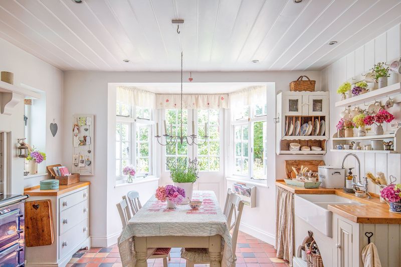 Too Much Southern Charm? 5 Overdone Georgia Decor Ideas, And 6 That Just Don't Work Anymore - Decor Hint Shabby Chic Overload