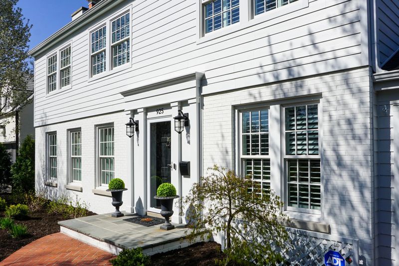 8 Classic Curb Appeal Trends From Illinois' Historic Homes, Still Wowing Neighbors In 2025 - Decor Hint Symmetrical Windows That Frame Life