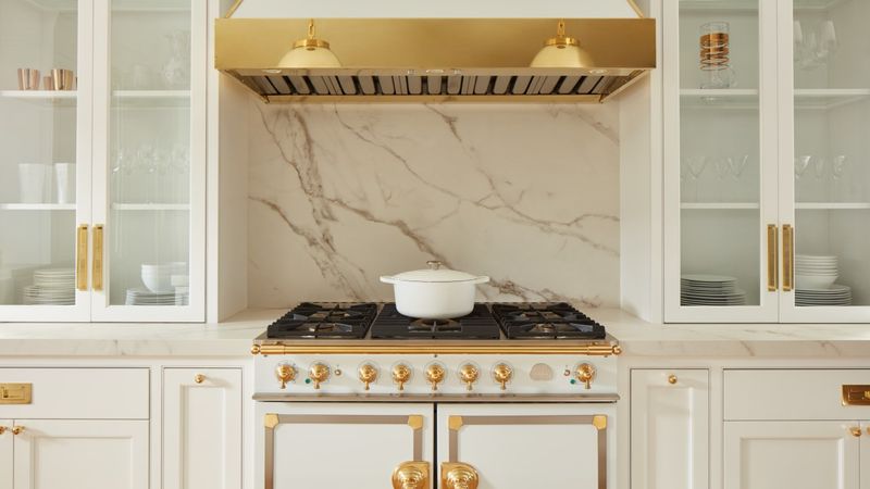 33 Once-Trendy Kitchen Designs That Are Slowly Coming Back - Decor Hint Vintage Stoves
