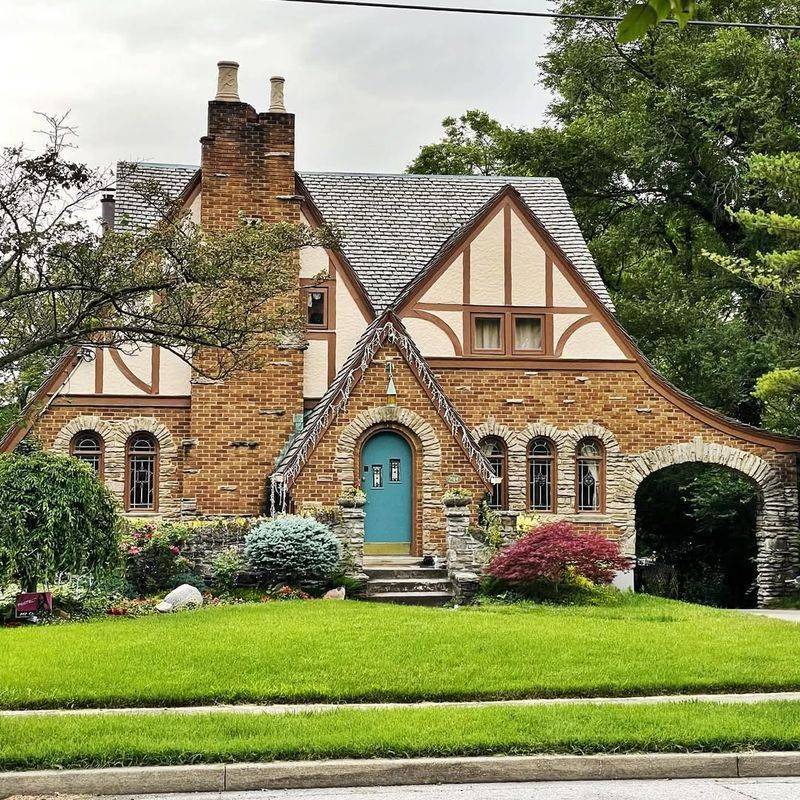 12 Popular House Designs In St Louis That May Disappear By 2030 - Decor Hint Faux Tudor Exteriors