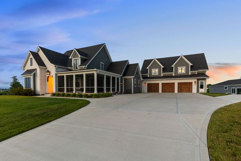 Smart And Stylish: 12 Exterior Design Ideas Seen Across Nebraska Homes - Decor Hint Two-Tone Exterior Paint Schemes
