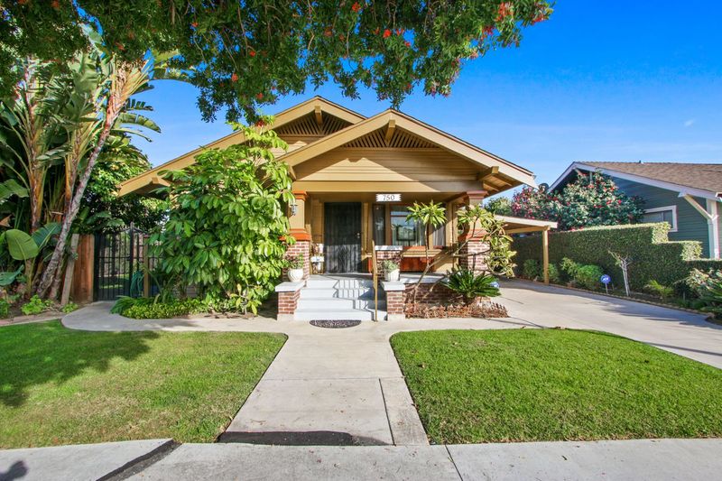 8 Home Styles Losing Popularity In Long Beach By 2025 And 9 Likely To See Big Gains - Decor Hint Craftsman Bungalows