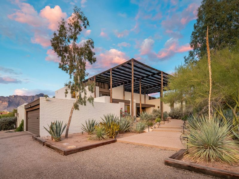 13 Exterior Design Ideas For Desert-Style Homes In Pennsylvania - Decor Hint Covered Outdoor Living Spaces