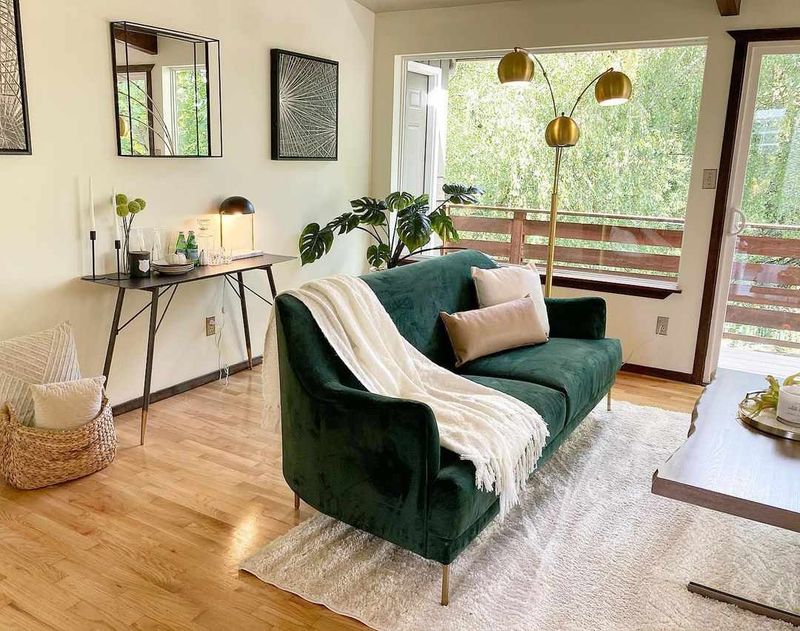 8 Old Couch Colors Alabama Is Retiring, 10 Modern Alternatives To Choose - Decor Hint Hunter Green: The Outdated Forest