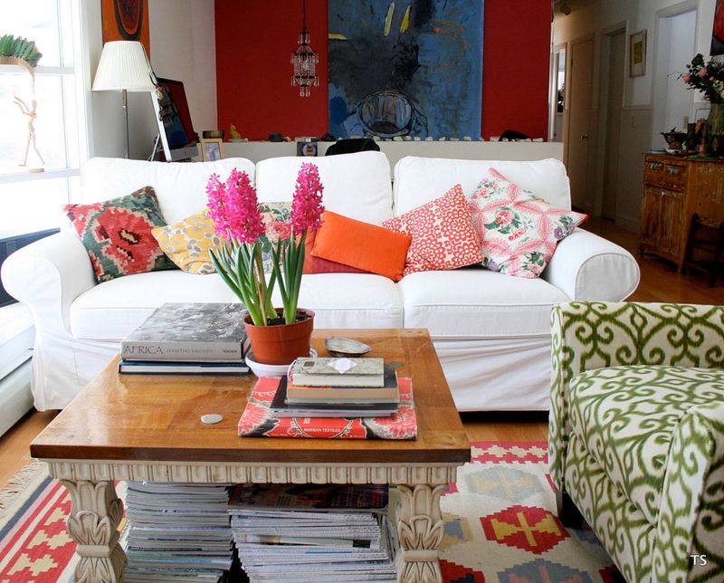 Pillows in mismatched bold patterns
